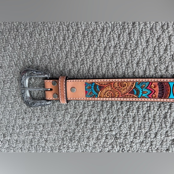 Ariat Womens Tooled Leather Belt
Colorful
A1567008
Western
Rodeo
Equestrian
Sz M - Picture 5 of 15